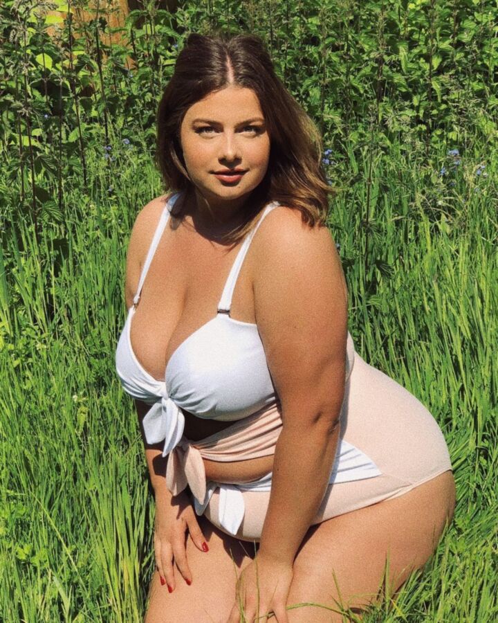 Aliss Bonython - Curvy Plus Size Instagram Model  5 of 19 pics