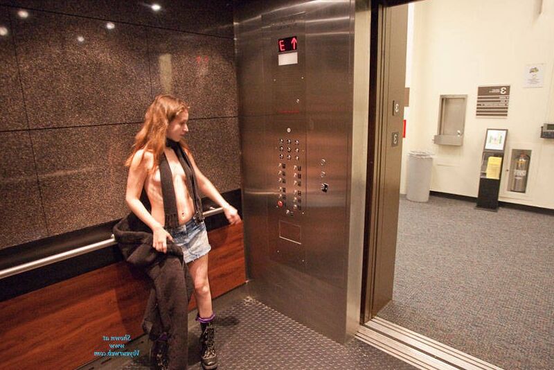 Flashing Tits in a Lift 7 of 28 pics