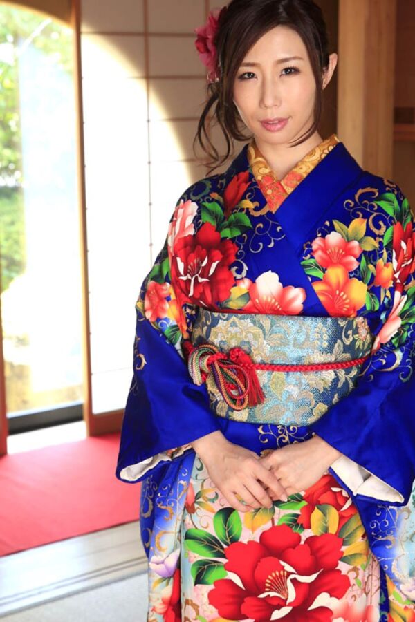 Ayumi Shinoda?The lure of the kimono. 24 of 39 pics