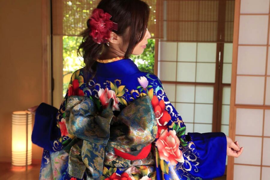 Ayumi Shinoda?The lure of the kimono. 2 of 39 pics