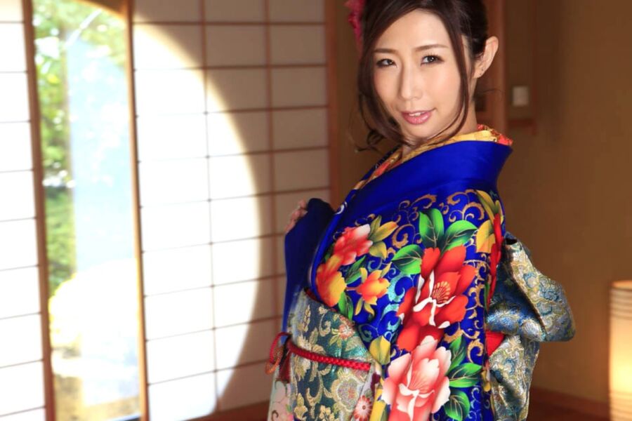 Ayumi Shinoda?The lure of the kimono. 18 of 39 pics