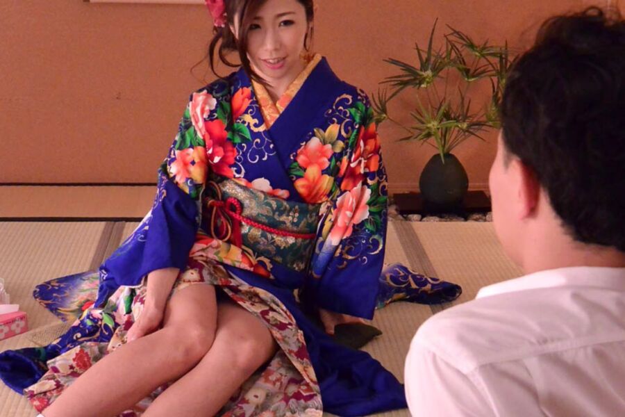 Ayumi Shinoda?The lure of the kimono. 4 of 39 pics