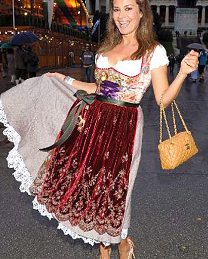 Fesche Madln im Dirndl zum Zweihundertneunt`n 21 of 100 pics