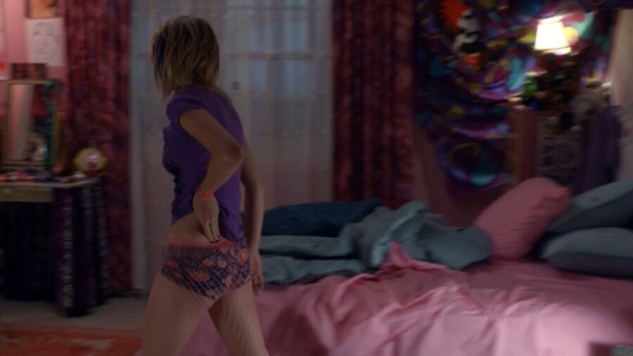 Brie Larson Ass - Screencaps 21 of 26 pics