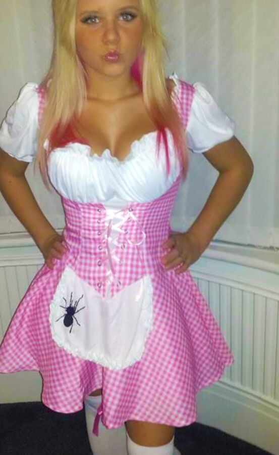 Fesche Madln im Dirndl zum Zweihundertneunt`n 15 of 100 pics