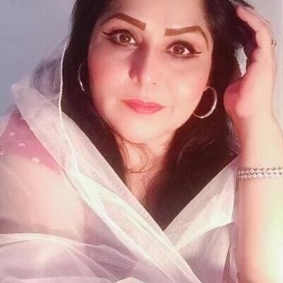 Who is this Beautiful Milf from Pakistan 8 of 8 pics