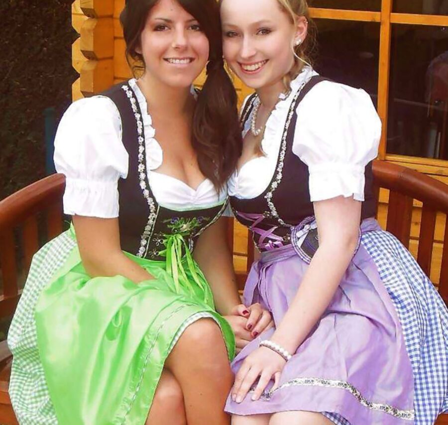 Fesche Madln im Dirndl zum Zweihundertneunt`n 6 of 100 pics