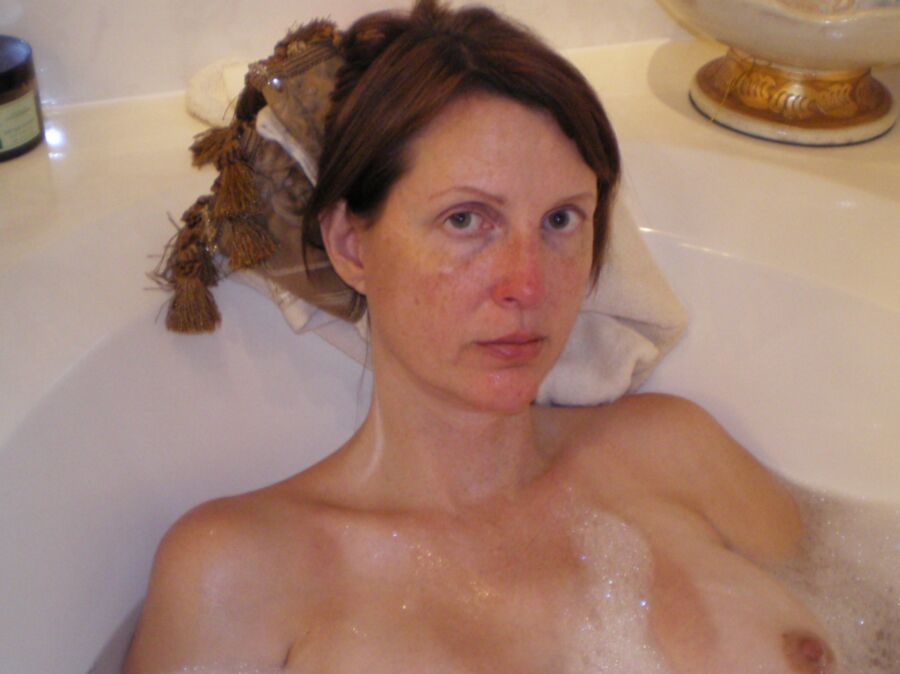 Amateur MILF taking bath 8 of 29 pics