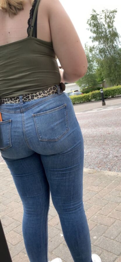 British Teen Ass Waiting for Bus 4 of 109 pics