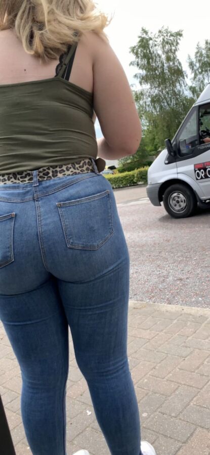 British Teen Ass Waiting for Bus 15 of 109 pics