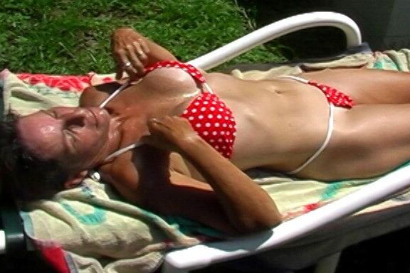 Melbourne FL Milf Cynthia Browns Nice Tits Sunbathing 9 of 31 pics