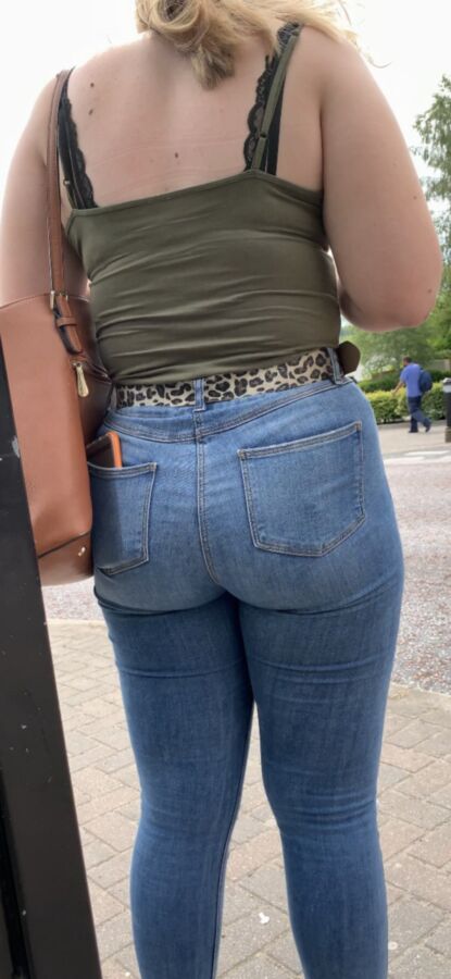 British Teen Ass Waiting for Bus 10 of 109 pics