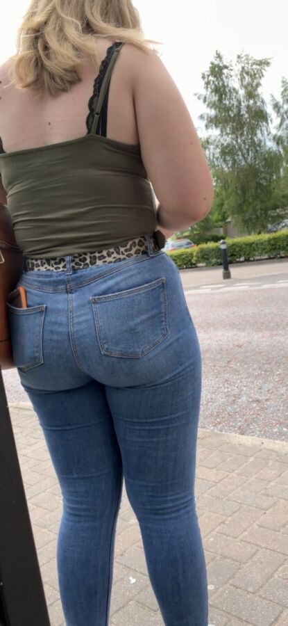 British Teen Ass Waiting for Bus 3 of 109 pics