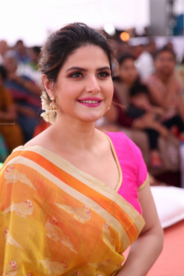 Zarine Khan- Busty Indian Babe at Aryavartha Nagari Event Launch 24 of 39 pics