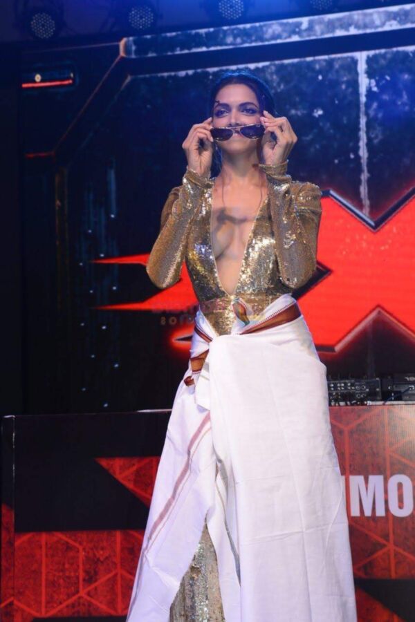 Deepika Padukone - Sexy Indian Bollywood Celeb flaunts Cleavage 7 of 14 pics