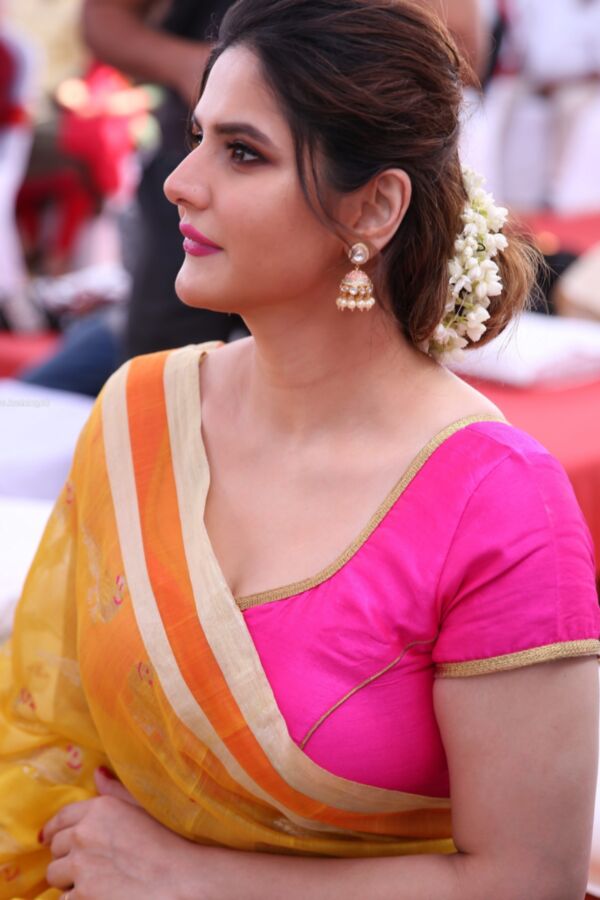 Zarine Khan- Busty Indian Babe at Aryavartha Nagari Event Launch 5 of 39 pics