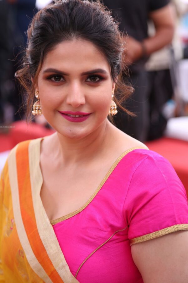 Zarine Khan- Busty Indian Babe at Aryavartha Nagari Event Launch 8 of 39 pics