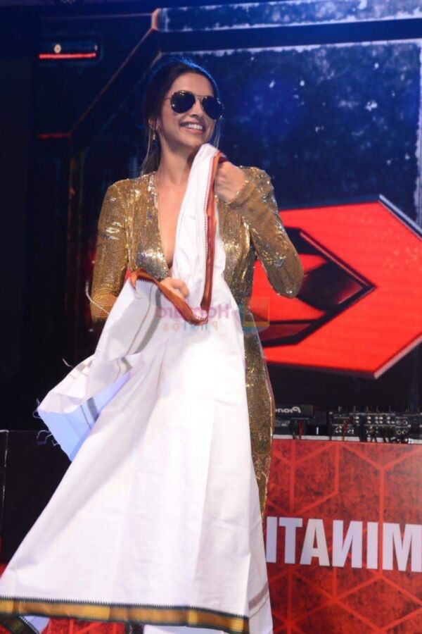 Deepika Padukone - Sexy Indian Bollywood Celeb flaunts Cleavage 14 of 14 pics