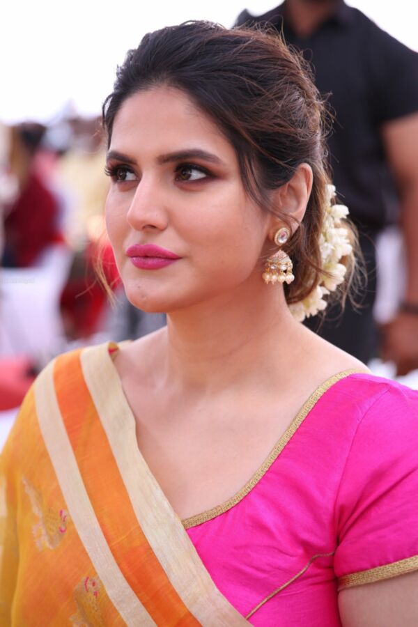 Zarine Khan- Busty Indian Babe at Aryavartha Nagari Event Launch 12 of 39 pics