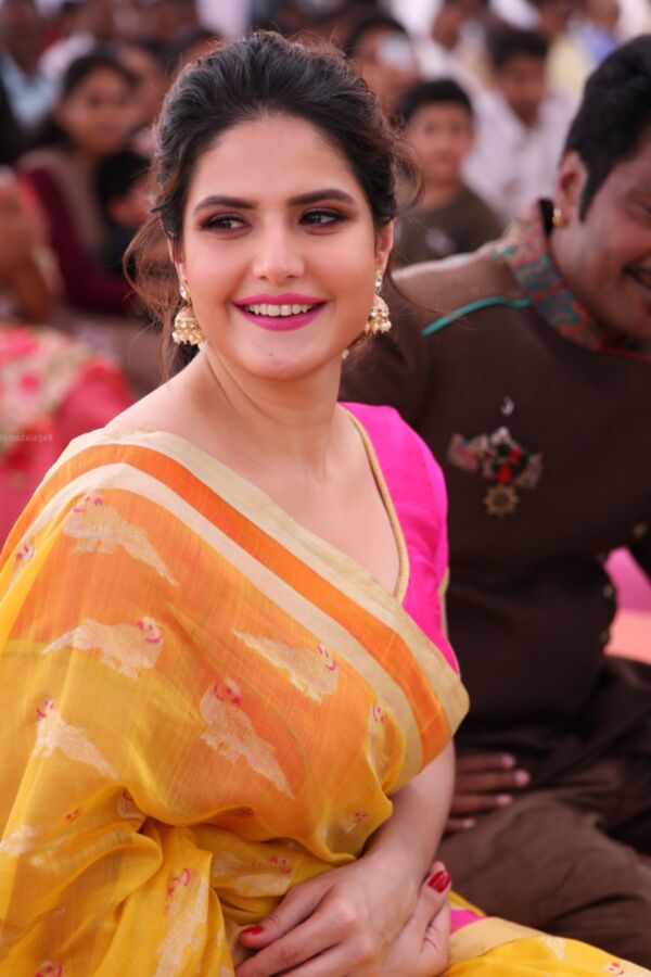 Zarine Khan- Busty Indian Babe at Aryavartha Nagari Event Launch 19 of 39 pics