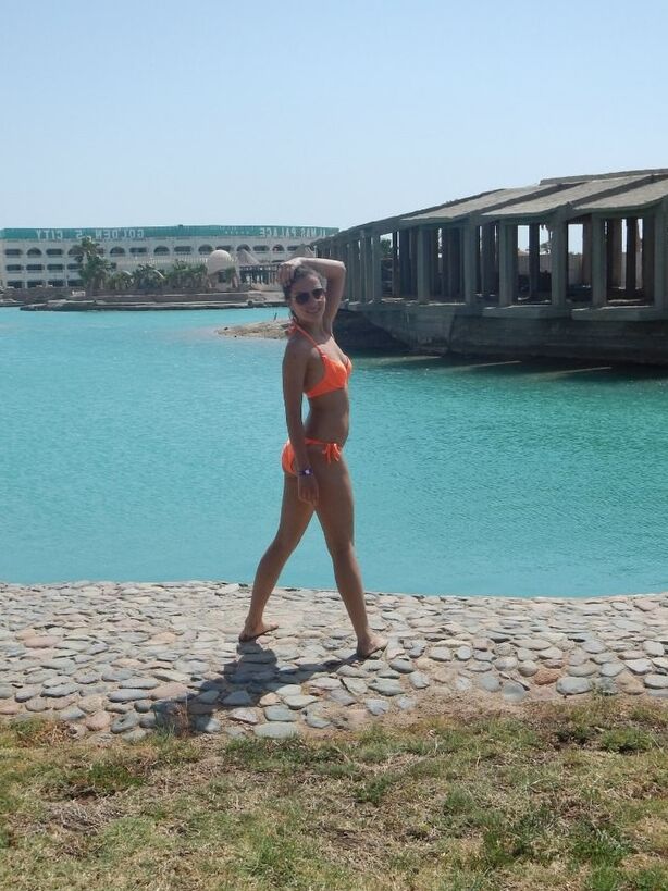 Russian Amateur beauty goes on holiday with her bikini... 22 of 56 pics
