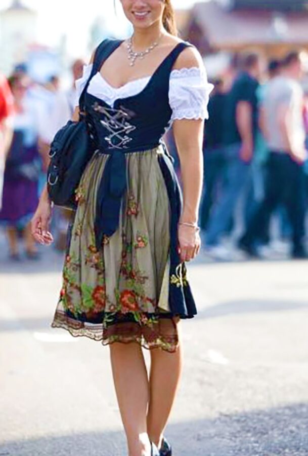 Fesche Madln im Dirndl zum Zweihundertelft`n 1 of 100 pics