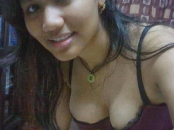 Malay Girl Wanna Shows Her Nice Squeezable Breast 2 of 5 pics