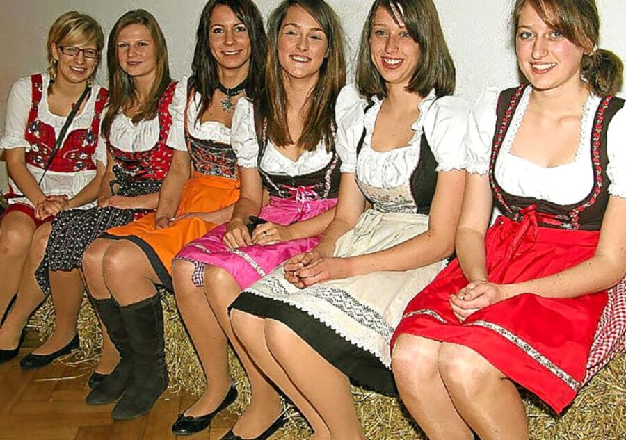 Fesche Madln im Dirndl zum Zweihundertelft`n 18 of 100 pics