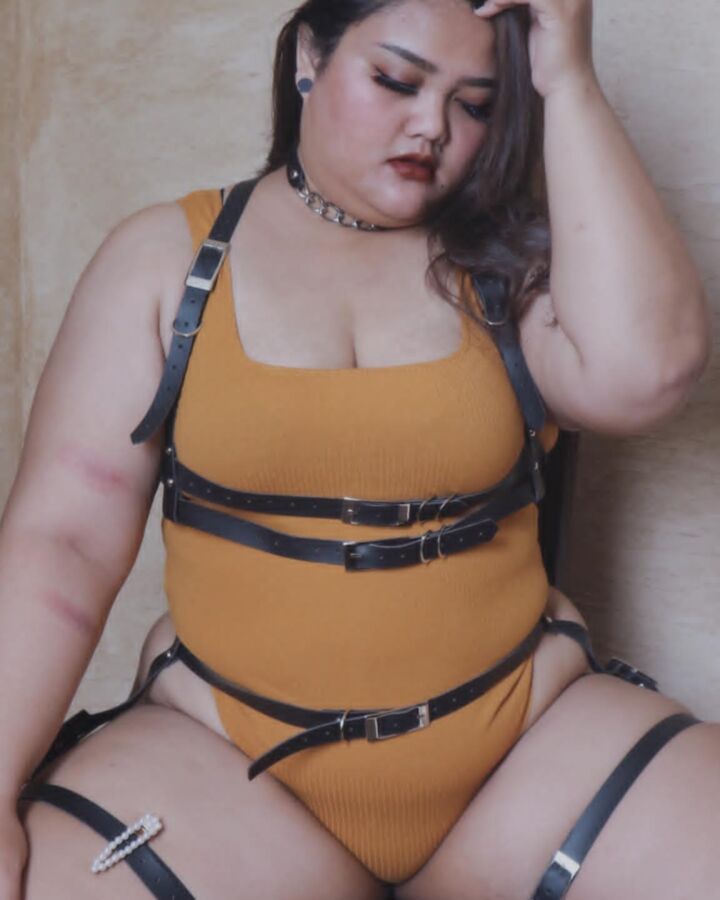 Dhila Handamari Indonesian BBW 14 of 21 pics