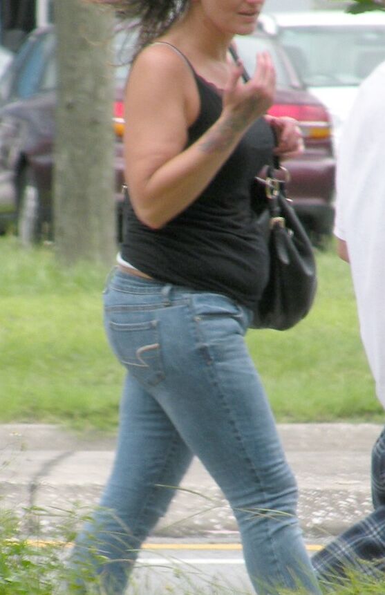 Flabby belly hooker in jeans-a Florida Hottie with bbw curves 3 of 16 pics