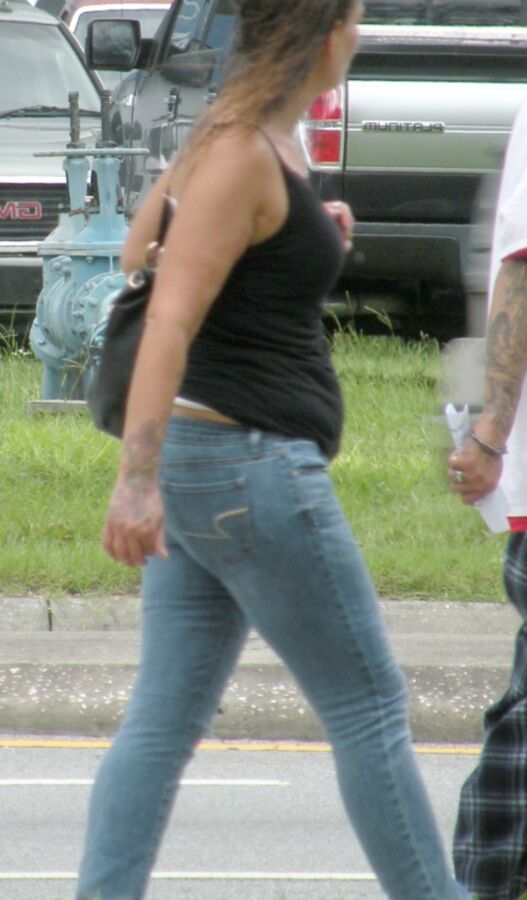 Flabby belly hooker in jeans-a Florida Hottie with bbw curves 2 of 16 pics