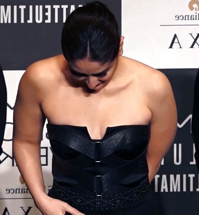 Kareena Kapoor - Stunning Indian Bollywood Celeb in a Black Gown 8 of 86 pics