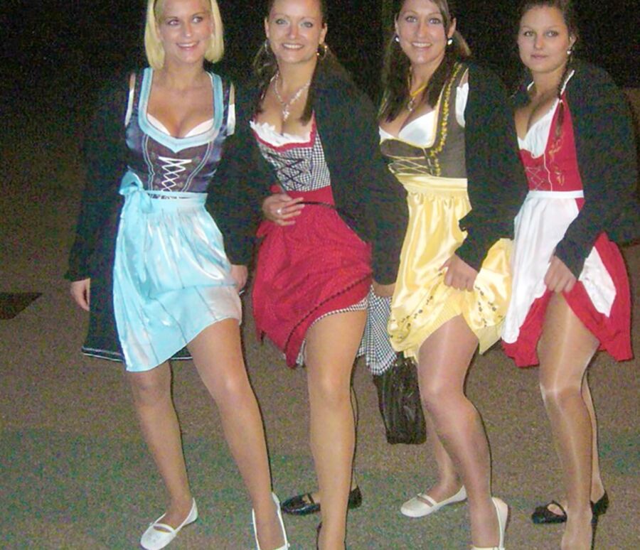 Fesche Madln im Dirndl zum Zweihundertdreizehnt`n 7 of 100 pics