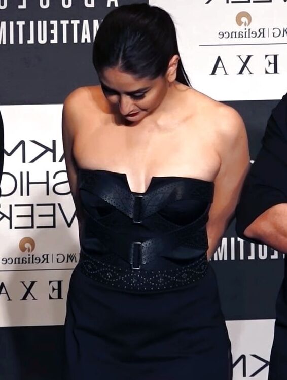 Kareena Kapoor - Stunning Indian Bollywood Celeb in a Black Gown 19 of 86 pics