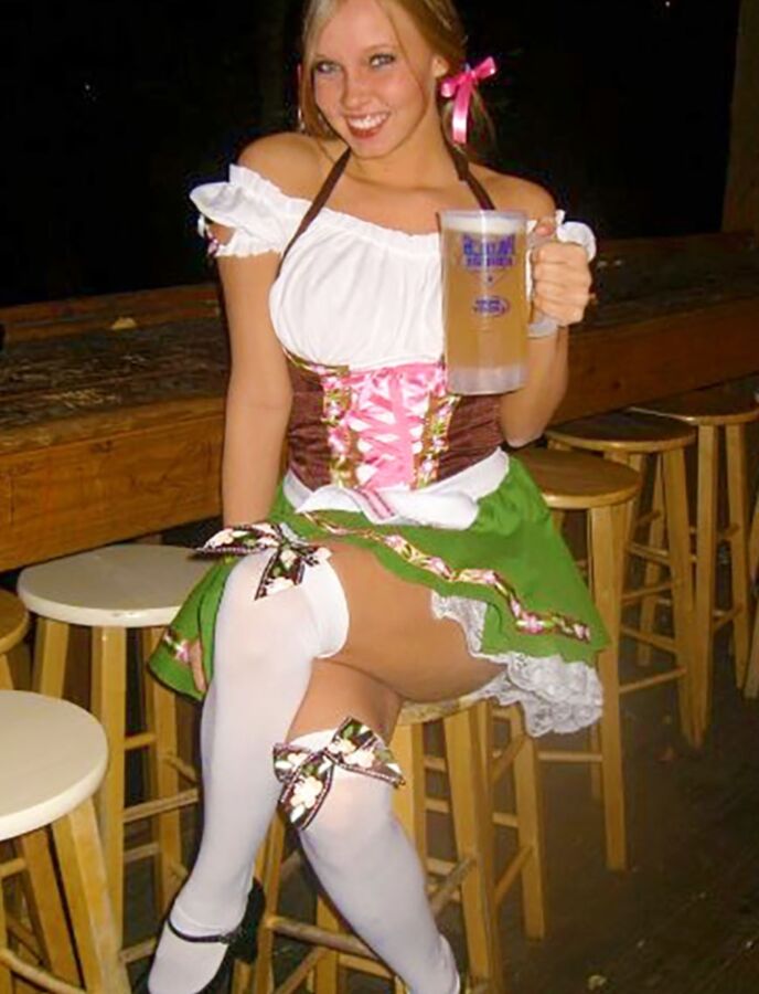 Fesche Madln im Dirndl zum Zweihundertdreizehnt`n 1 of 100 pics