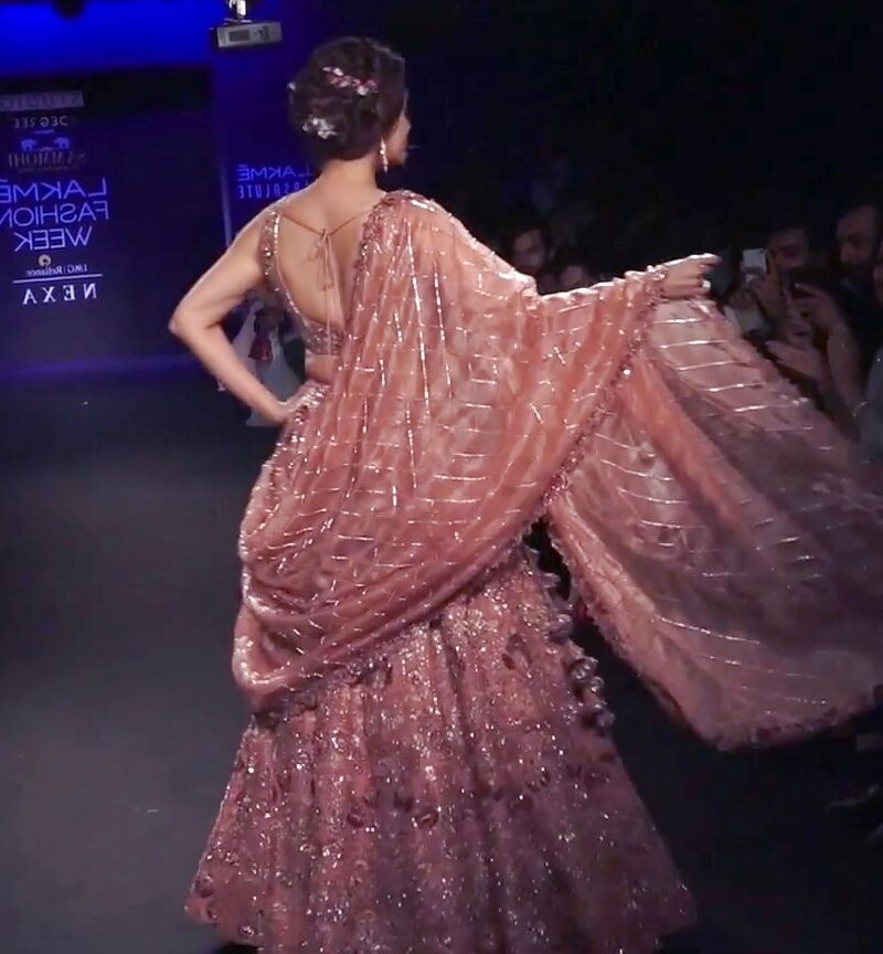 Dia Mirza- Gorgeous Indian Diva in Pink Lehenga at Lakme Fashion 8 of 27 pics