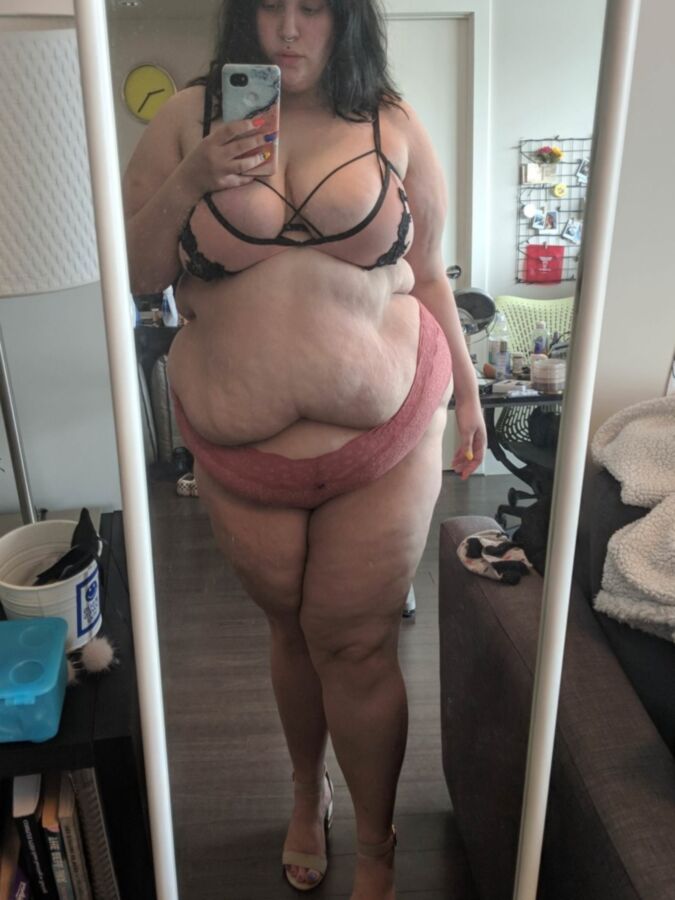 Obese Bitch (Amateur BBW) 21 of 33 pics