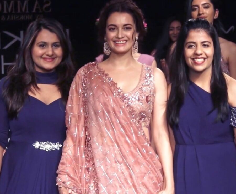 Dia Mirza- Gorgeous Indian Diva in Pink Lehenga at Lakme Fashion 21 of 27 pics