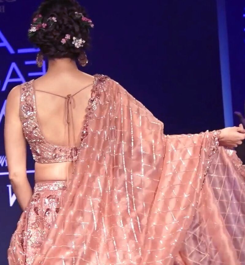 Dia Mirza- Gorgeous Indian Diva in Pink Lehenga at Lakme Fashion 7 of 27 pics