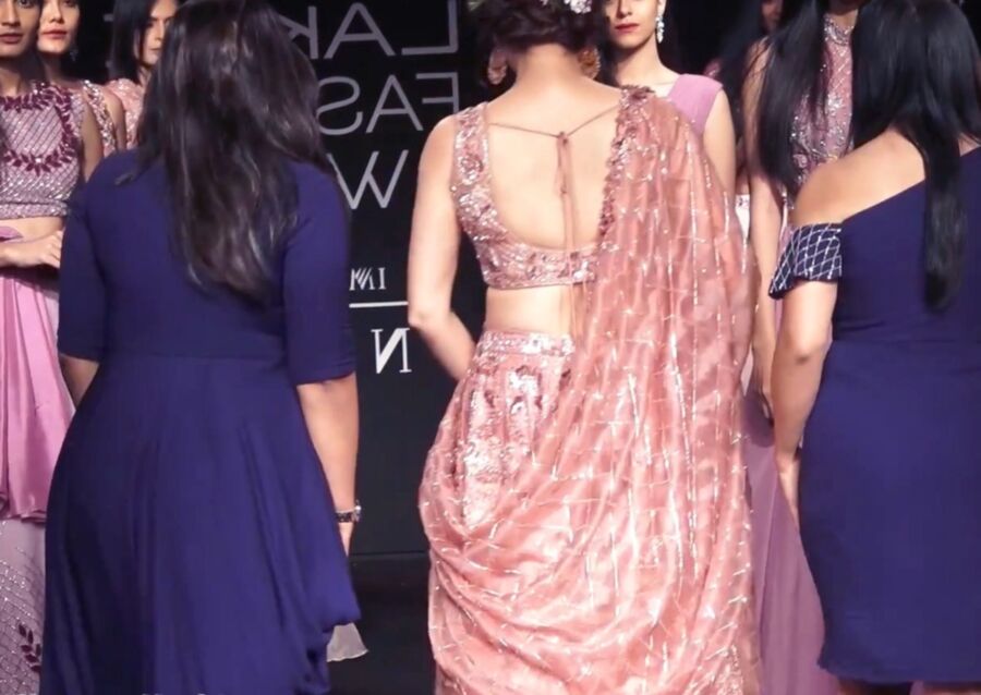 Dia Mirza- Gorgeous Indian Diva in Pink Lehenga at Lakme Fashion 23 of 27 pics