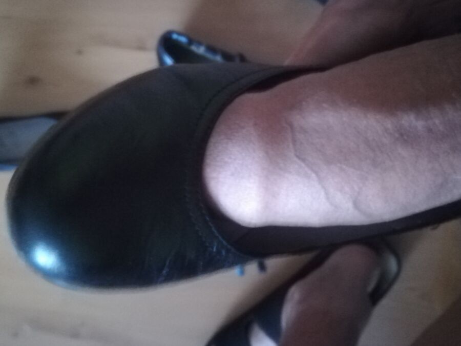 Fuck and cum sweet leather pumps from my aunt - my job 2 of 7 pics
