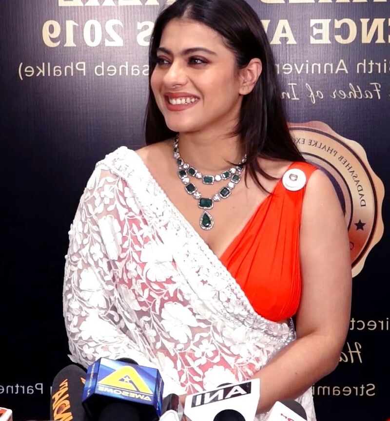 Kajol - Curvy Indian Celeb in Saree at Dadasaheb Phalke Awards 14 of 30 pics