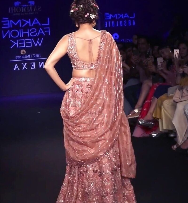 Dia Mirza- Gorgeous Indian Diva in Pink Lehenga at Lakme Fashion 9 of 27 pics