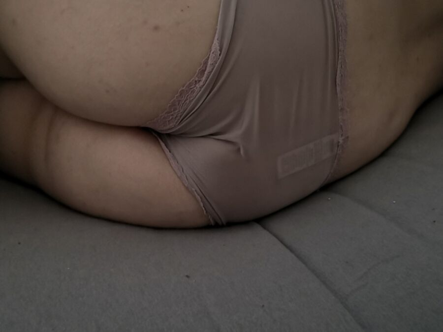 Nice curvy ass in panties 2 of 5 pics