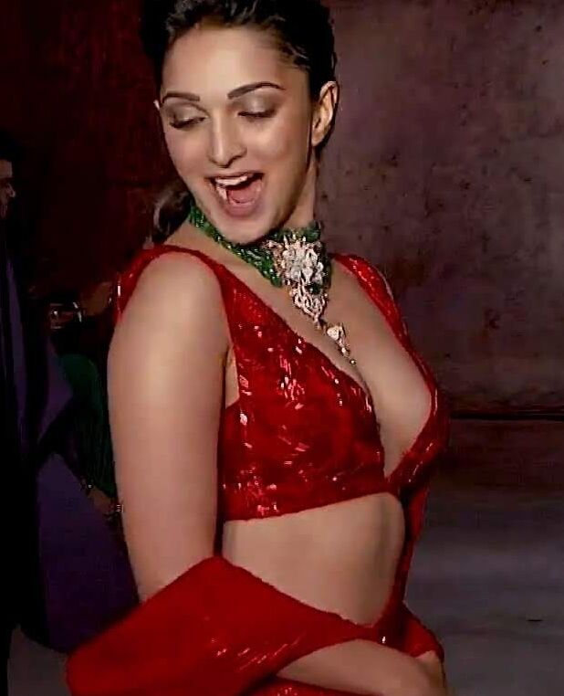 Kiara Advani- Busty Indian Celeb in Sexy Outfit at India Couture 6 of 22 pics