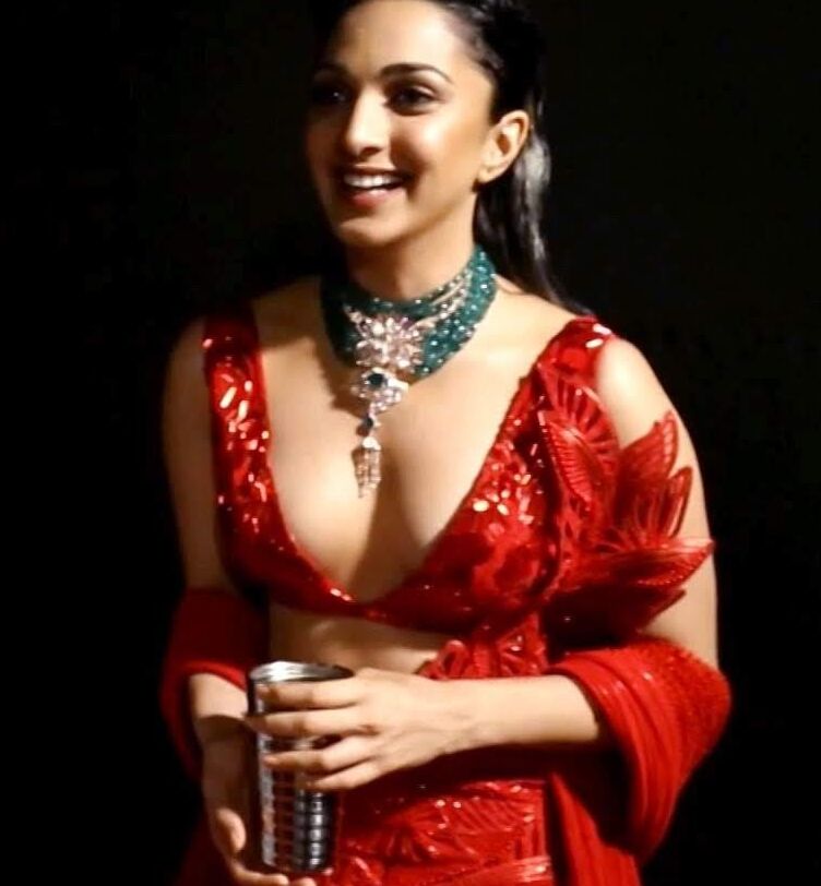 Kiara Advani- Busty Indian Celeb in Sexy Outfit at India Couture 5 of 22 pics