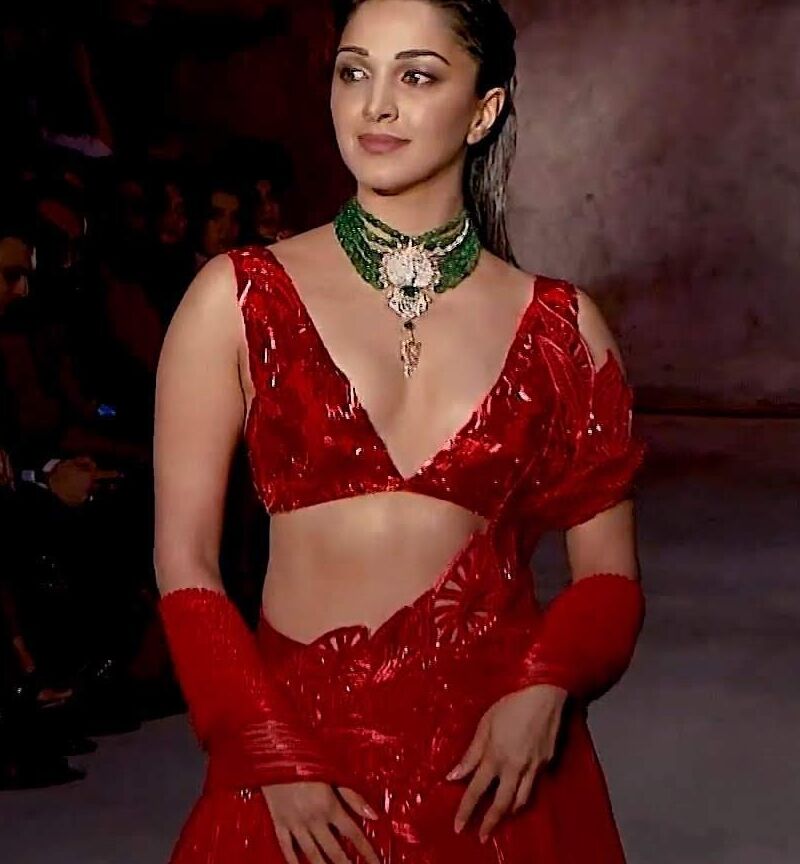 Kiara Advani- Busty Indian Celeb in Sexy Outfit at India Couture 10 of 22 pics