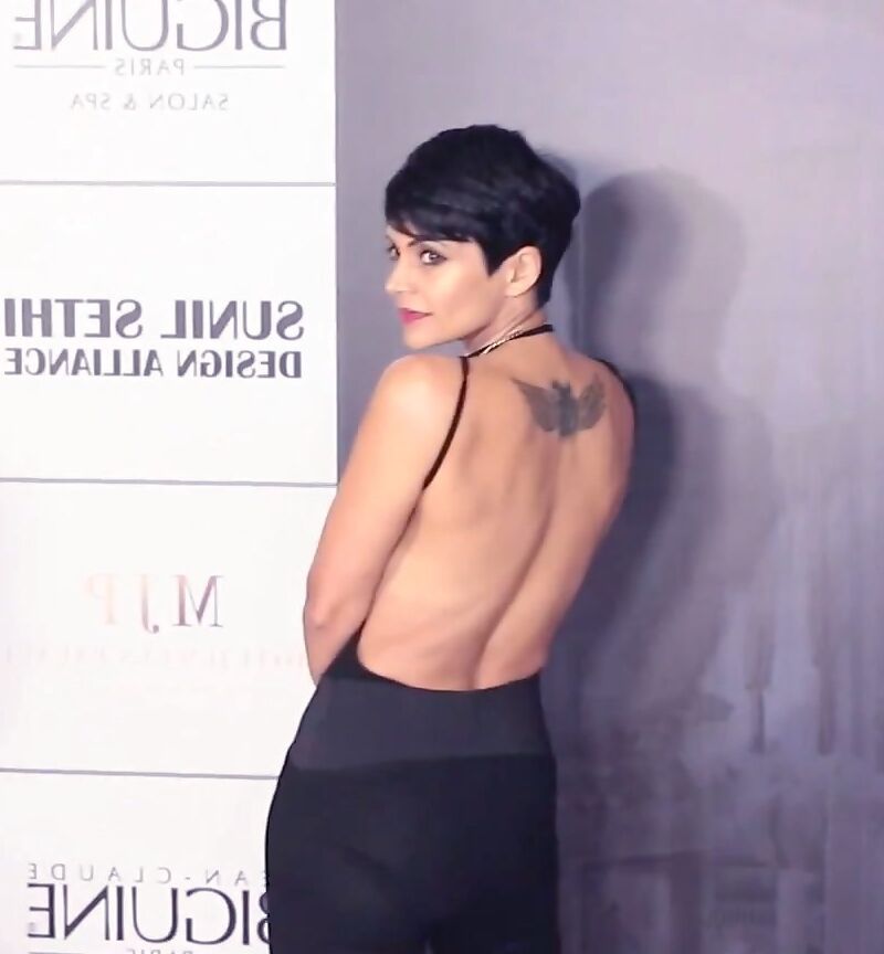 Mandira Bedi- Indian Babe Glamorous in Backless Revealing Outfit 11 of 12 pics