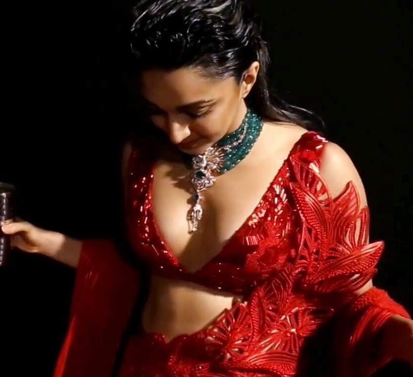 Kiara Advani- Busty Indian Celeb in Sexy Outfit at India Couture 4 of 22 pics