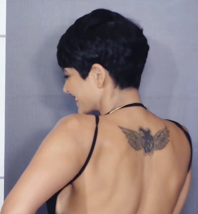 Mandira Bedi- Indian Babe Glamorous in Backless Revealing Outfit 10 of 12 pics